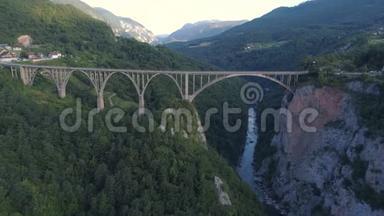 鸟瞰杜德维卡塔拉弧桥在山区，欧洲最高的汽车桥之一。
